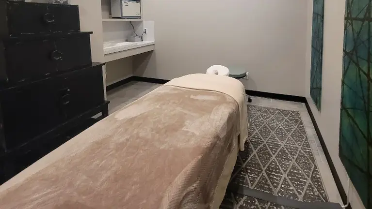 Massage Room 1/6