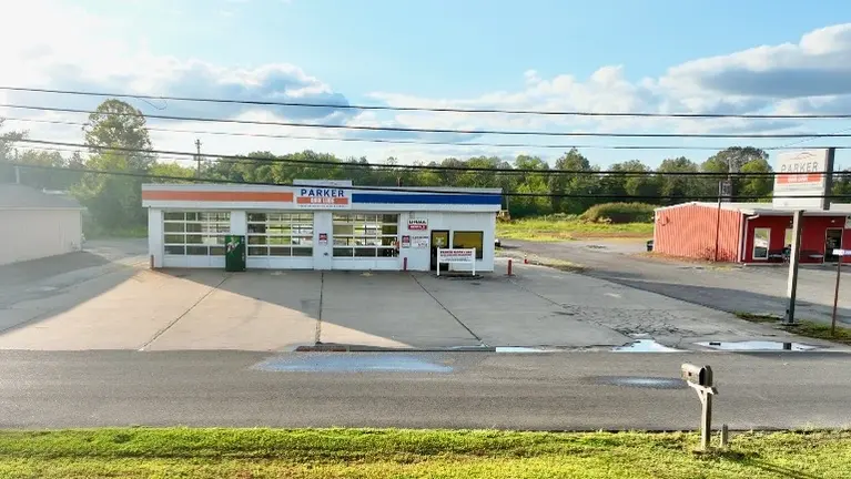 Parker Quik Lube – 38 Main St., Benton, KY 42025