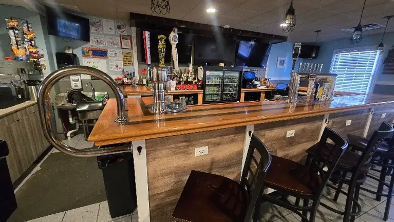 Fully functional Lincoln restaurant with liquor license & real estate