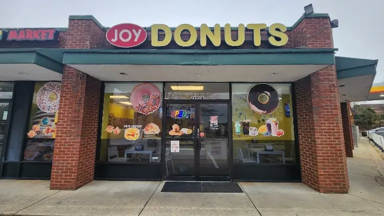 Popular donut shop positioned on a busy main road.