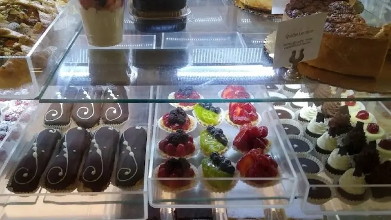 Very High-Volume Longstanding Bakery & Cafe-Affluent Suburban Downtown