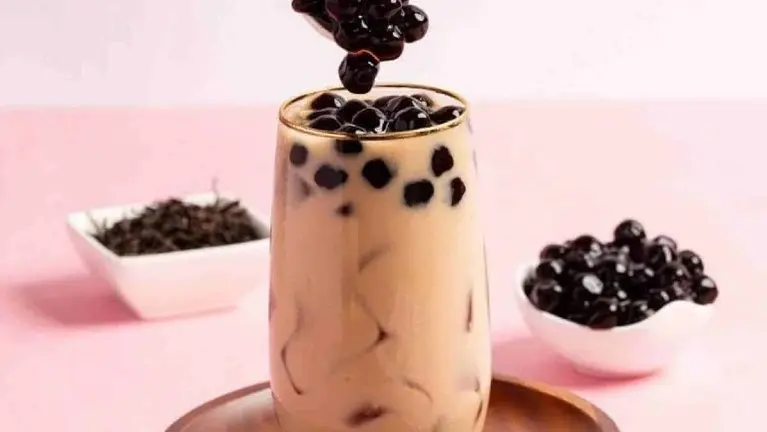 Asian bubble tea store with hood locates in a busy location