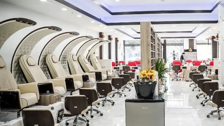Vinni's Listing - Luxury Nail Salon & Spa in High Traffic!
