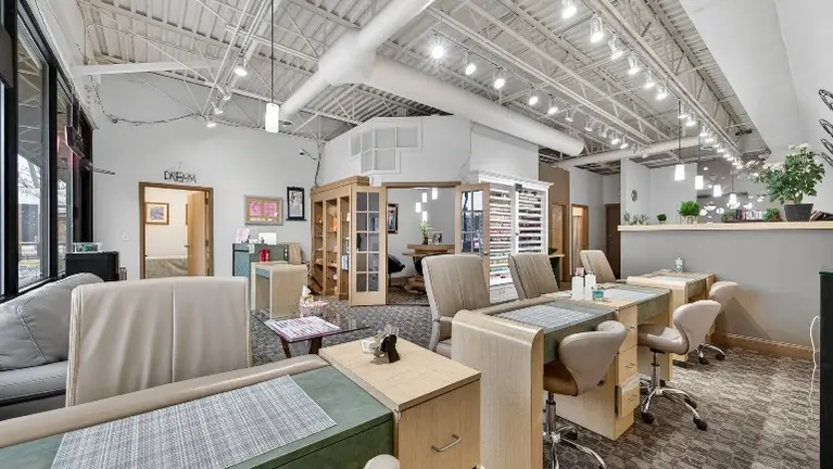 WALK IN NAIL SALON NEAR DENVER WITH OPEN DAILY SCHEDULE