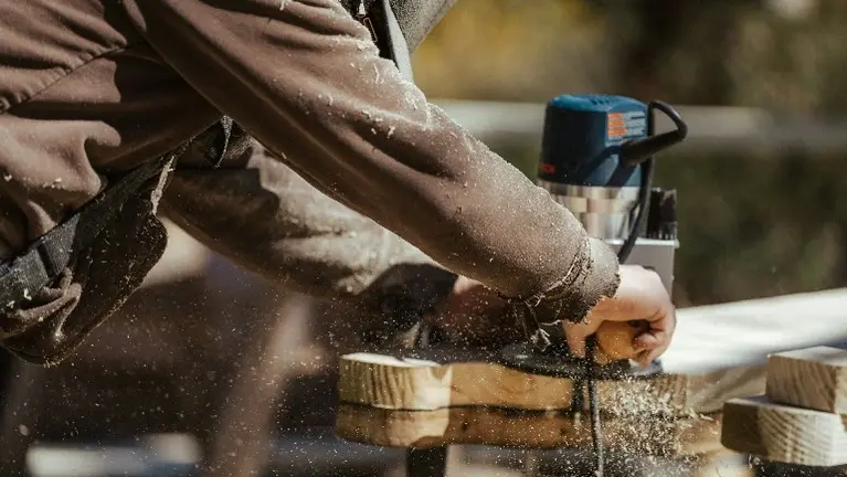 worker using circle saw