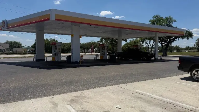 6 pumps (4 gasoline and 2 gas/diesel)