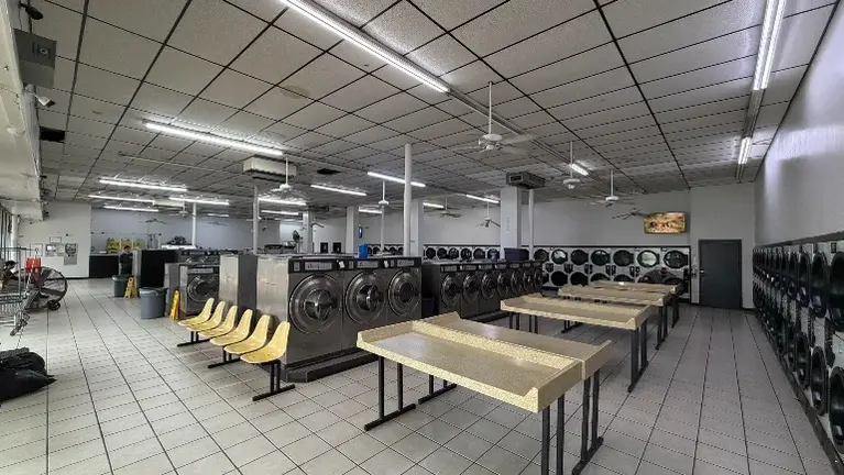 Massive East Houston Laundromat Available