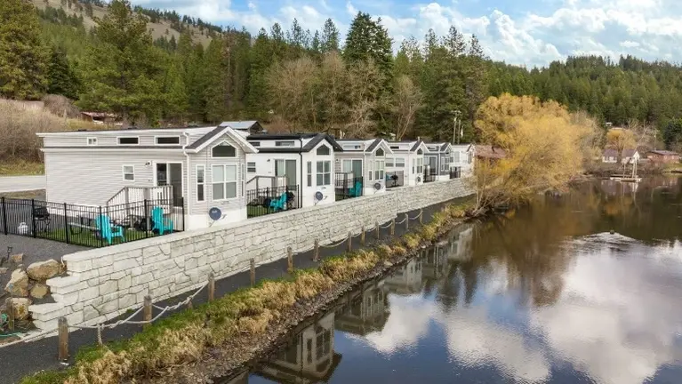 Riverfront Tiny Home Resort- 6 Tiny homes + 2 Bed Lodge