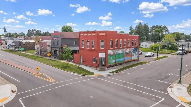 Prime Highway 13 Commercial Opportunity with Rental Income