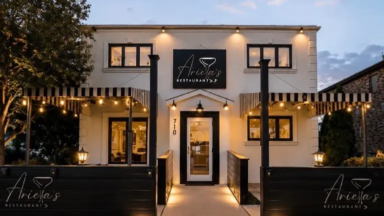 Explosive Popular restaurant for sale that also features a bar!
