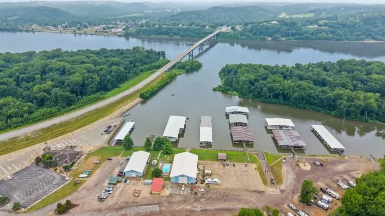 234-Slip Mississippi River Marina & Campground on 233 Acres